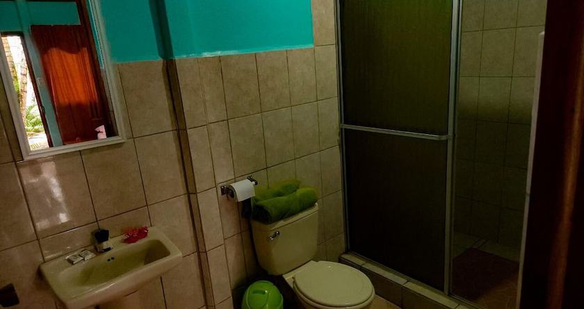 Imagen de la habitación del Hotel Cabinas Popular. Foto 15