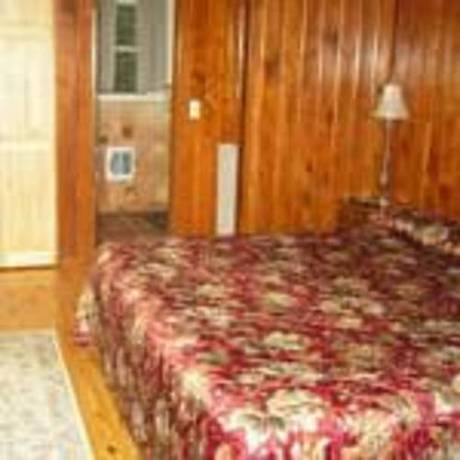 Imagen de la habitación del Hotel Cabins At Twinbrook Resort. Foto 2