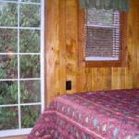 Imagen de la habitación del Hotel Cabins At Twinbrook Resort. Foto 3