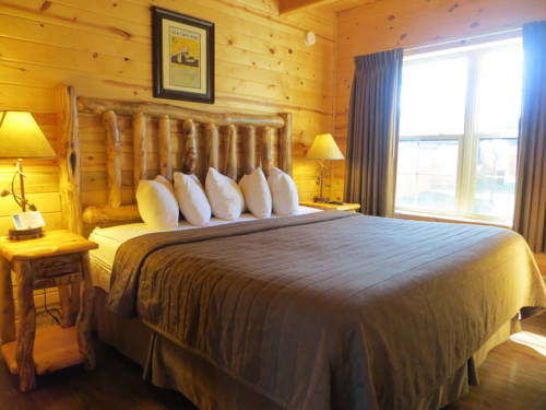 Imagen de la habitación del Hotel Cabins Of Mackinaw. Foto 3