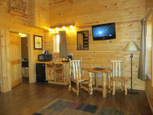 Imagen general del Hotel Cabins Of Mackinaw. Foto 1