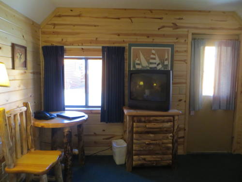 Imagen de la habitación del Hotel Cabins Of Mackinaw. Foto 5