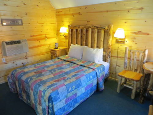 Imagen de la habitación del Hotel Cabins Of Mackinaw. Foto 7