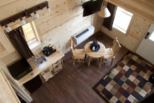 Imagen de la habitación del Hotel Cabins Of Mackinaw. Foto 13