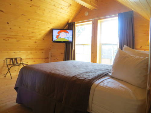 Imagen de la habitación del Hotel Cabins Of Mackinaw. Foto 16
