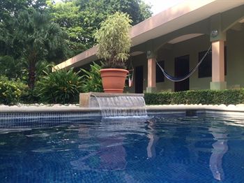 Imagen de la piscina del Hotel Cacao Lodge. Foto 15