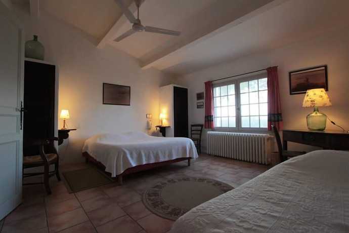 Imagen de la habitación del Hotel Cacharel. Foto 10