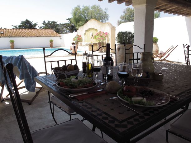 Imagen de la piscina del Hotel Cacharel. Foto 18
