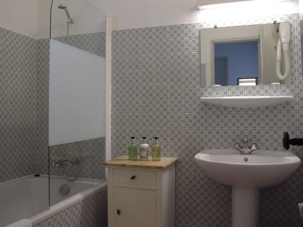 Imagen de la habitación del Hotel Cacharel. Foto 11