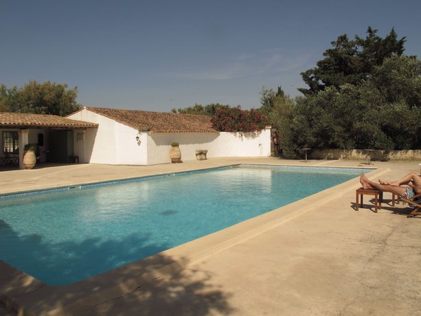 Imagen de la piscina del Hotel Cacharel. Foto 20