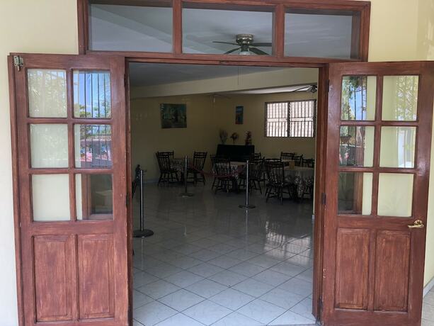 Imagen del bar/restaurante del Hotel Cacique Villa. Foto 6