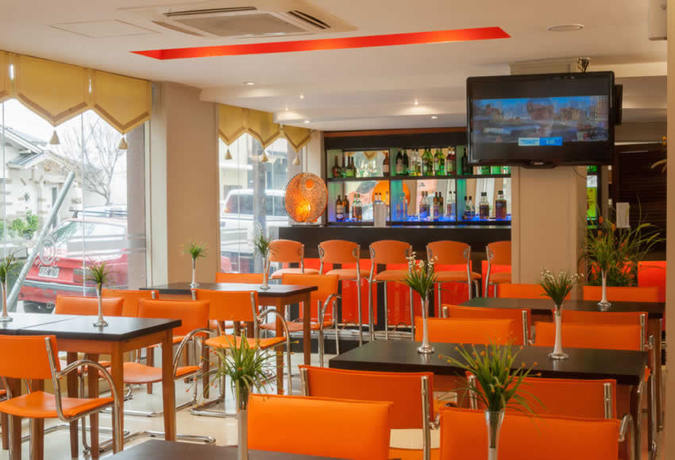 Imagen del bar/restaurante del Hotel Cadi Palace. Foto 2