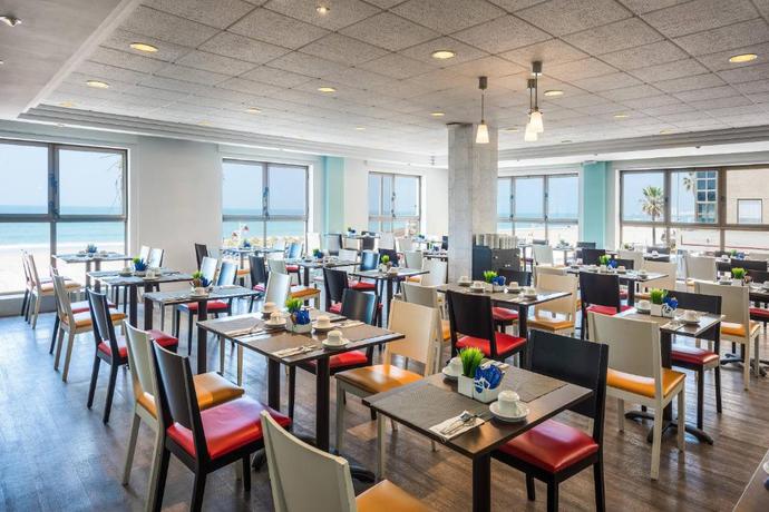 Imagen del bar/restaurante del Hotel Cadiz Paseo del Mar Affiliated By Meli&aacute;. Foto 2