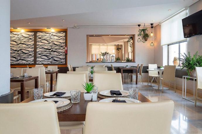 Imagen del bar/restaurante del Hotel Cadiz Paseo del Mar Affiliated By Meli&aacute;. Foto 6