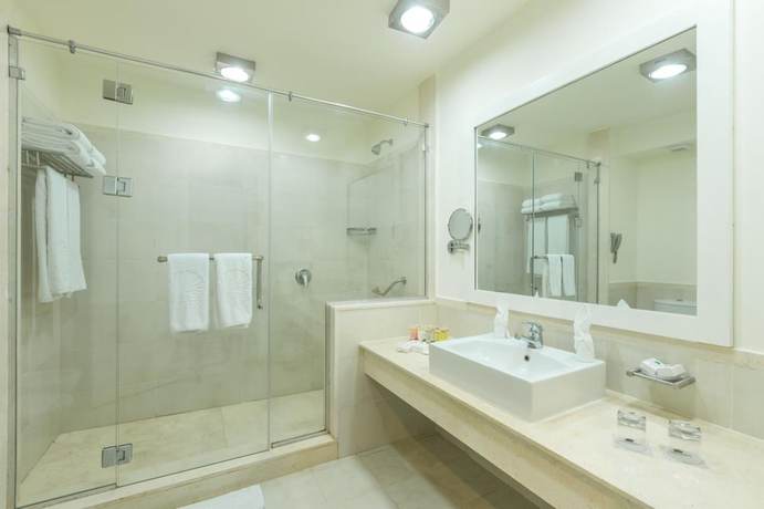 Imagen de la habitación del Hotel Caesar Bay Resort. Foto 3