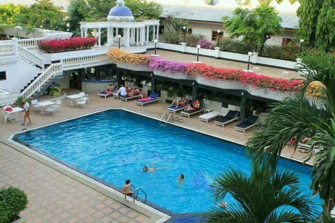 Imagen de la piscina del Hotel Caesar Palace, Central Pattaya. Foto 14