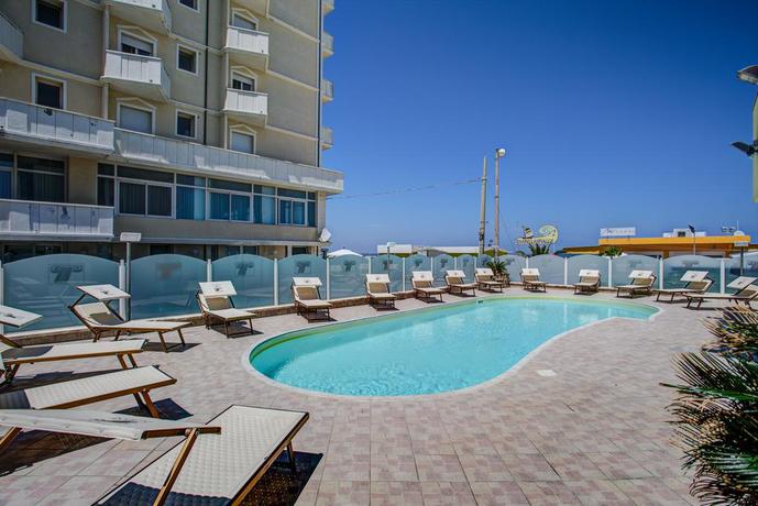 Imagen de la piscina del Hotel Caesar Paladium. Foto 18