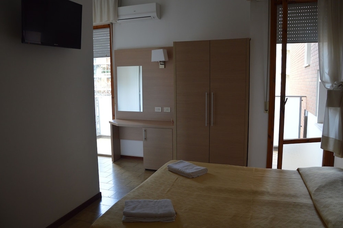 Imagen de la habitación del Hotel Caesar, Pesaro. Foto 7