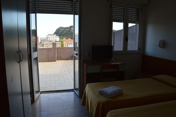 Imagen de la habitación del Hotel Caesar, Pesaro. Foto 8