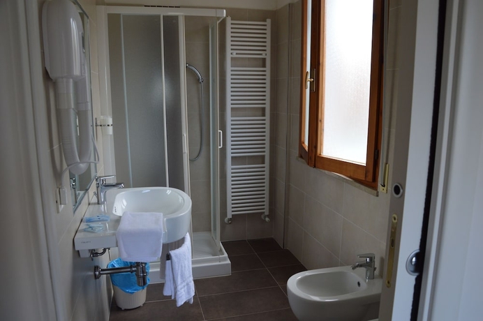 Imagen de la habitación del Hotel Caesar, Pesaro. Foto 11