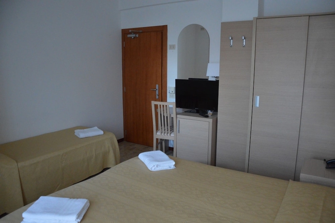 Imagen de la habitación del Hotel Caesar, Pesaro. Foto 14