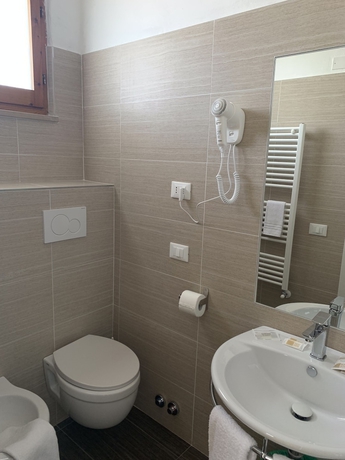 Imagen de la habitación del Hotel Caesar, Pesaro. Foto 16