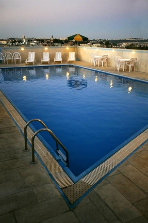 Imagen de la piscina del Hotel Caesar Premier Jerusalem. Foto 13