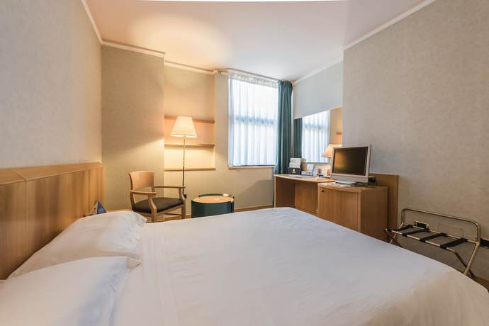 Imagen de la habitación del Hotel Caesar's. Foto 11