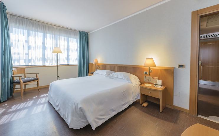 Imagen de la habitación del Hotel Caesar's. Foto 12