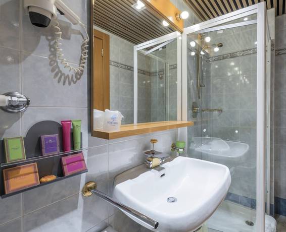 Imagen de la habitación del Hotel Caesar's. Foto 13