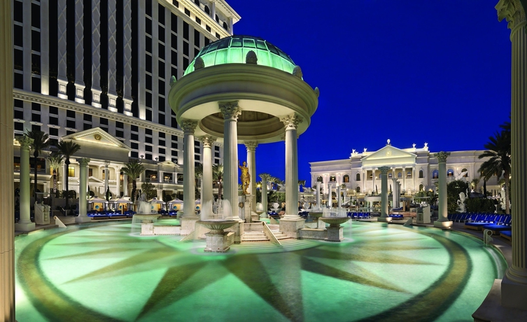 Imagen de la piscina del Hotel Caesars Suites At Caesars Palace. Foto 16