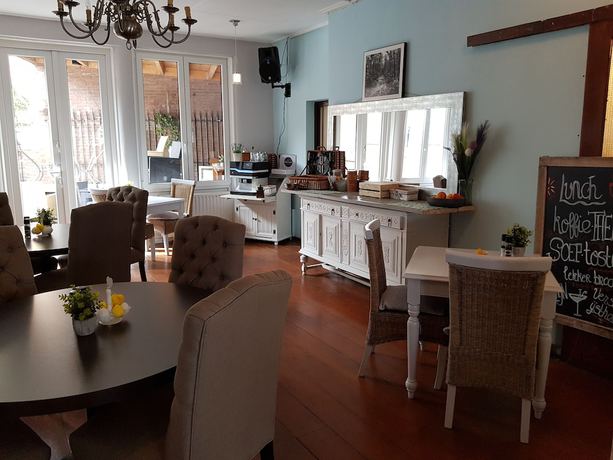 Imagen del bar/restaurante del Hotel Cafe pension The Chandelier. Foto 3