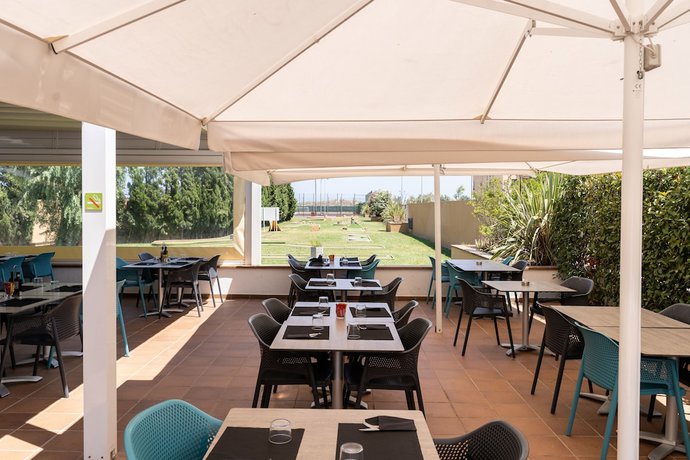 Imagen del bar/restaurante del Hotel C&agrave;mping and Bungalows Platja Brava. Foto 4