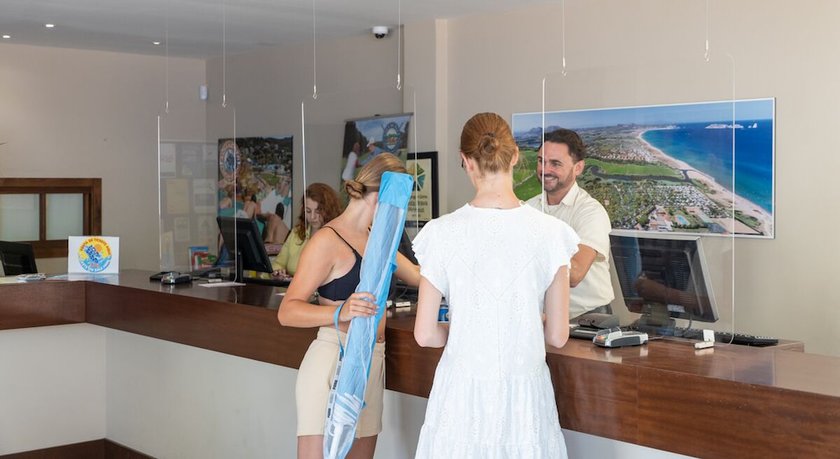 Imagen de los interiores del Hotel C&agrave;mping and Bungalows Platja Brava. Foto 19