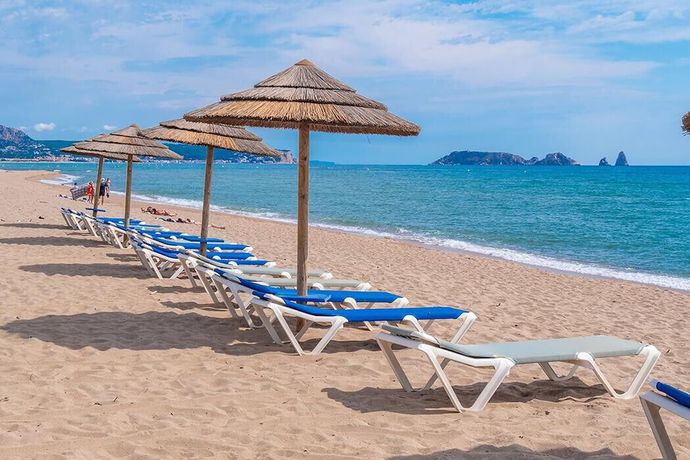 Imagen de los exteriores del Hotel C&agrave;mping and Bungalows Platja Brava. Foto 18