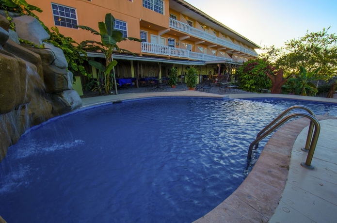 Imagen de la piscina del Hotel Cahal Pech Village Resort. Foto 18