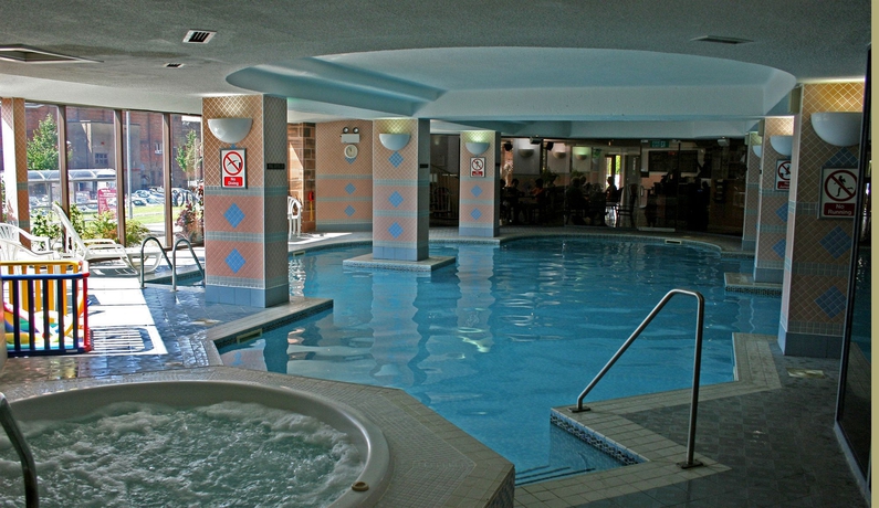 Imagen de la piscina del Hotel Cairndale. Foto 14