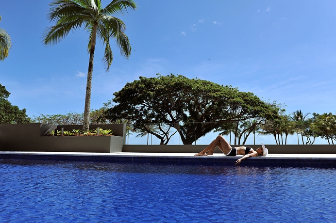 Imagen de la piscina del Hotel Cairns Harbourside. Foto 12