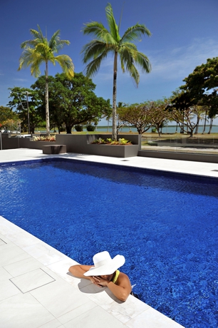Imagen de la piscina del Hotel Cairns Harbourside. Foto 13