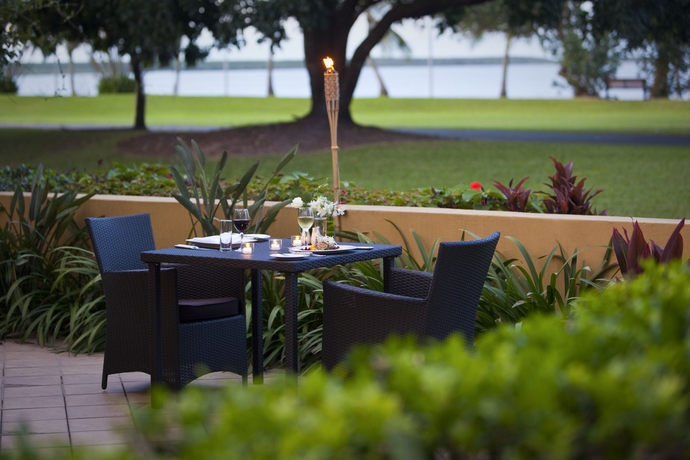 Imagen de los exteriores del Hotel Cairns Harbourside. Foto 8