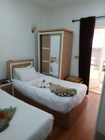 Imagen de la habitación del Hotel Cairo. Foto 7