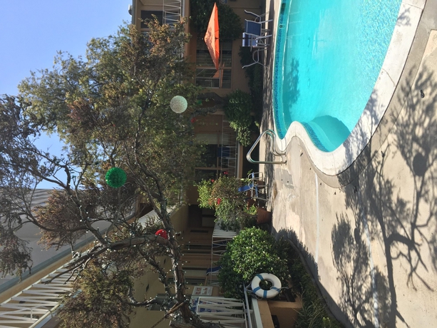 Imagen de la piscina del Hotel Cal Mar Suites. Foto 7