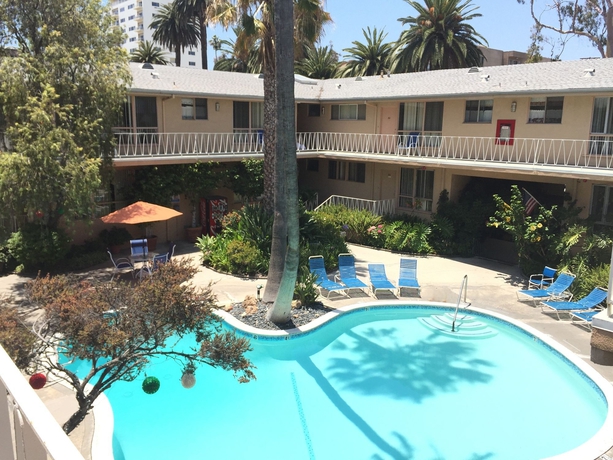 Imagen de la piscina del Hotel Cal Mar Suites. Foto 8
