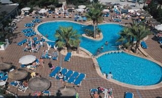 Imagen de la piscina del Hotel Cala Bona. Foto 6