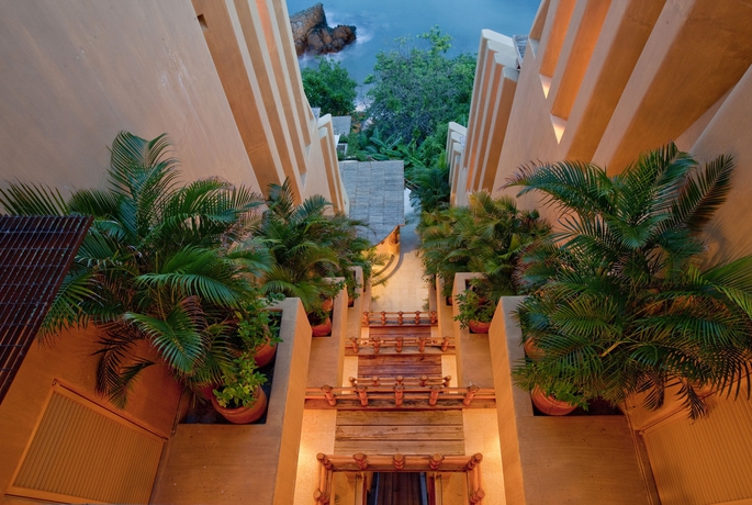 Imagen de los exteriores del Hotel Cala De Mar Resort and Spa Ixtapa. Foto 8