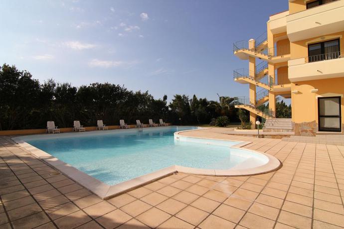 Imagen de la piscina del Hotel Cala Dei Pini. Foto 8
