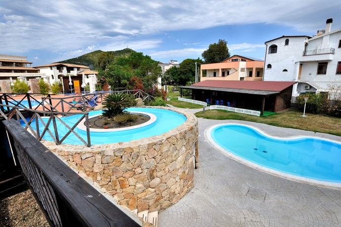 Imagen de la piscina del Hotel Cala Della Torre. Foto 12
