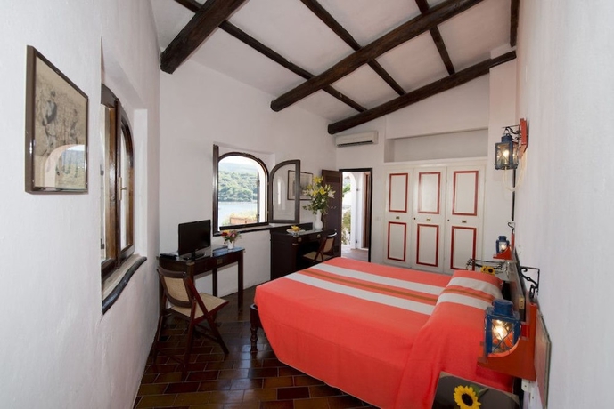 Imagen de la habitación del Hotel Cala Di Mola. Foto 8