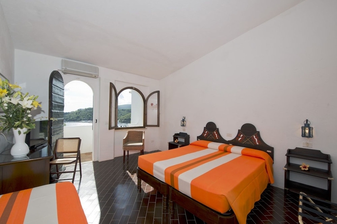 Imagen de la habitación del Hotel Cala Di Mola. Foto 10