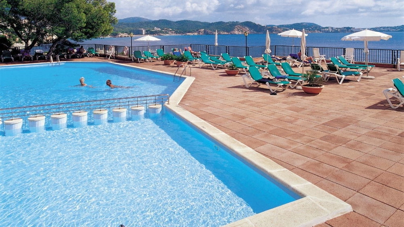 Imagen de la piscina del Hotel Cala Fornells. Foto 14